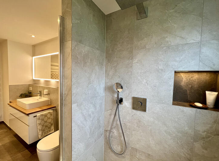 Bad "schmaler Raum – groß umgesetzt"